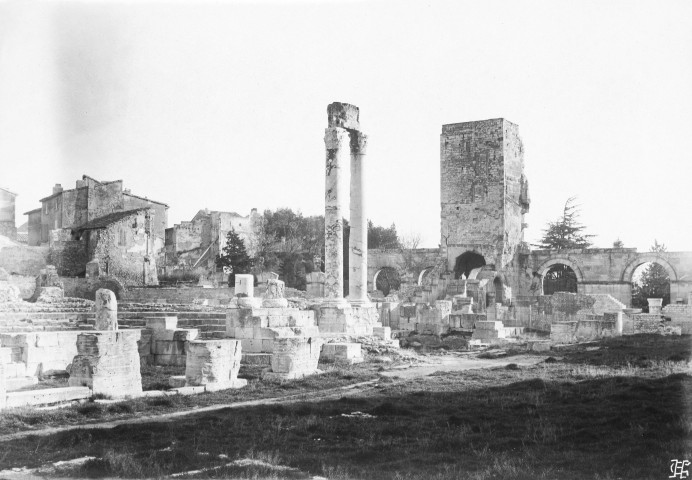 Arles (Bouches-du-Rhône). - Théâtre antique.