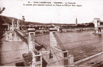 Le pont suspendu (détruit en 1965) au premier plan.
La passerelle devenue piétonne au second plan.
.