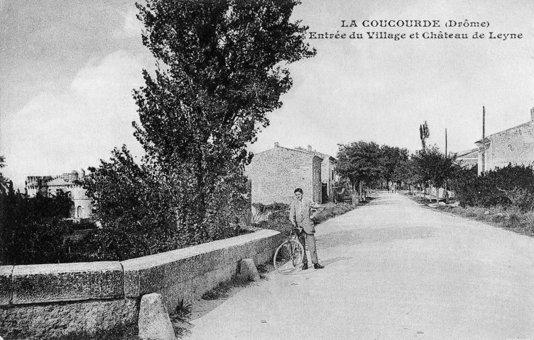 La Coucourde.- L'entrée du village, à gauche le château de Leyne.