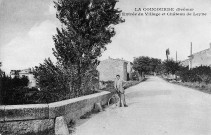 La Coucourde.- L'entrée du village, à gauche le château de Leyne.