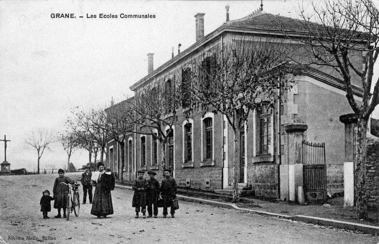 Le groupe scolaire, place du Champ de Mars.