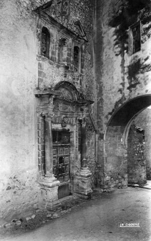 Porte de l'ancien monastère des Ursulines fondé en 1643.