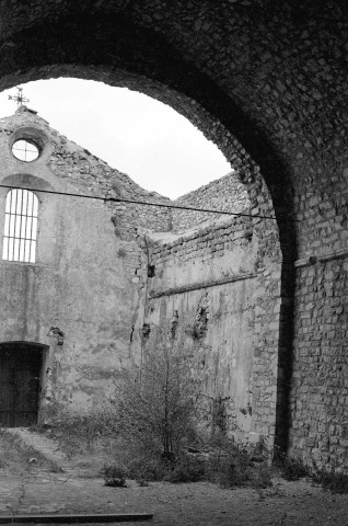 Mirmande.- Travée effondrée et mur de façade de l'église Sainte-Foy.