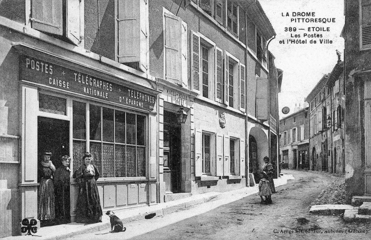 La poste et la mairie Grande-Rue.