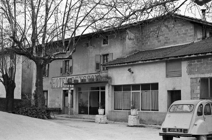 Jaillans.- Hôtel au centre du village.