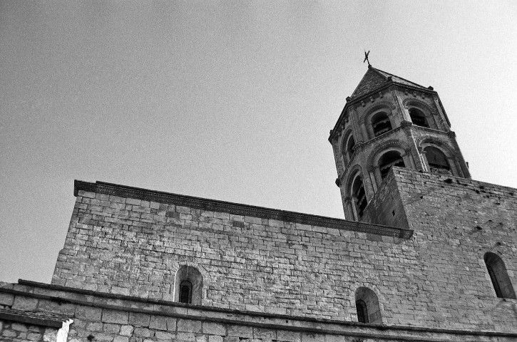 La Garde-Adhémar. - Le clocher de l'église Saint-Michel (XIe s.), avant la dépose des ardoises des abats son.