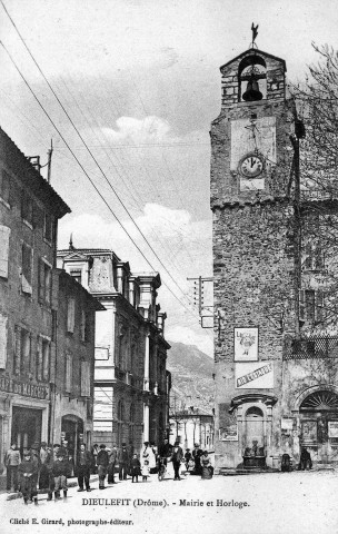 La mairie et la tour de l'Horloge vues de la place Abbé Magnet.