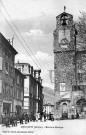 La mairie et la tour de l'Horloge vues de la place Abbé Magnet.