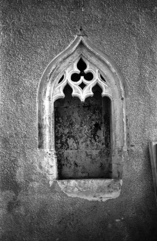 Montjoux. - Niche de la chapelle du château.