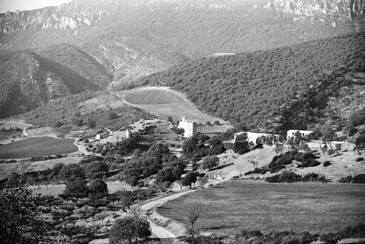 Saint-Sauveur-en-Diois. - Vue du château de Gouvernet à la Bâtie-Verdun.