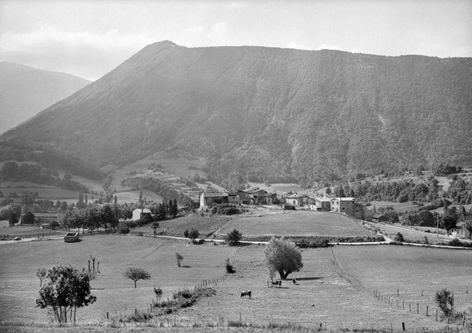 Vesc.- Le village et la montagne de Ruy