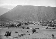 Vesc.- Le village et la montagne de Ruy