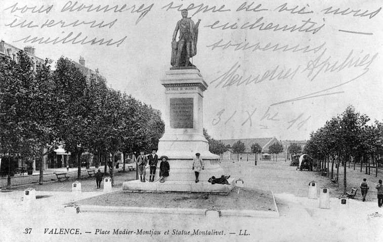 Valence.- L'actuelle place du général Leclerc, au fond les bâtiments de la caserne d'artillerie.