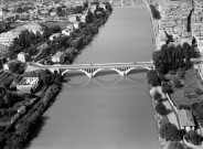 Vue aérienne du pont Maréchal de Tassigny sur l'Isère.