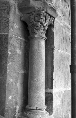 Mours-Saint-Eusèbe.- Chapiteau et pilier est du porche du clocher de l'église Notre-Dame.