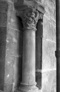 Mours-Saint-Eusèbe.- Chapiteau et pilier est du porche du clocher de l'église Notre-Dame.