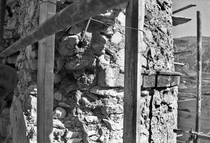 Montbrun-les-Bains.- Travaux de consolidation du château, obturation de la grande brèche sud, profil du dernier cordon de la tour sud.