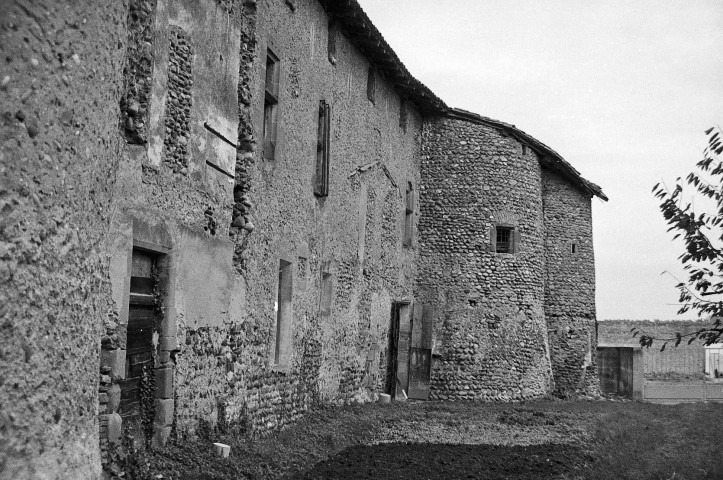 Manthes. - La façade est des bâtiments de l'ancien prieuré.