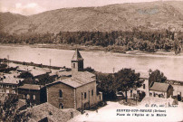 L'église Saint-Pierre et la mairie.