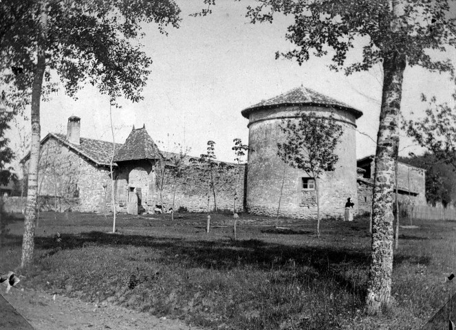 Peyrins. - La ferme du château de Sallmard.