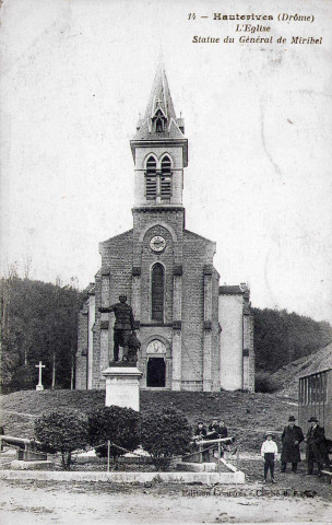 La statue du général de Miribel devant l'église Saint-Martin.