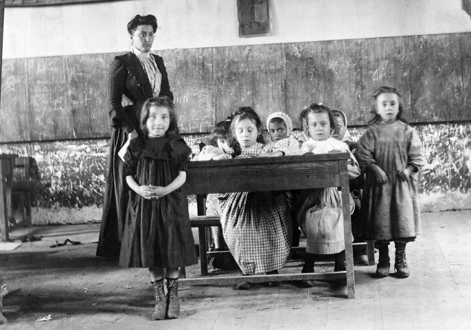 S.l..- Classe d'une école de filles.