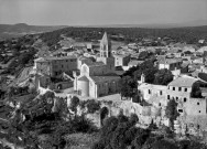 La Garde-Adhémar. - Vue aérienne du village et l'église Saint-Michel (XIe siècle)