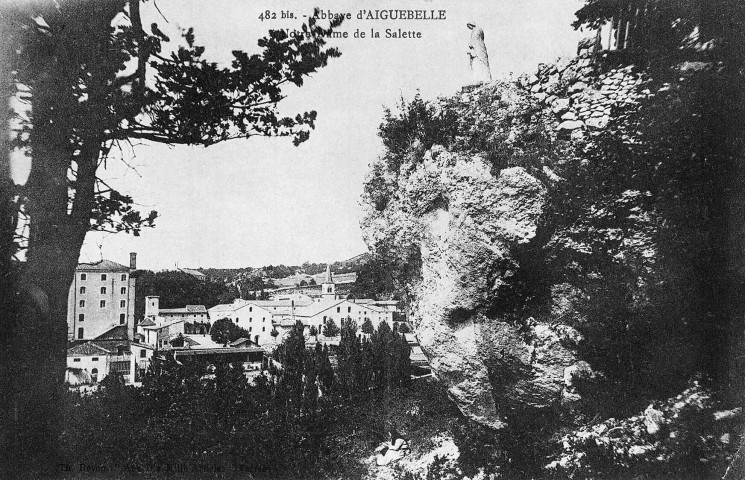 Montjoyer.- Vue de l'abbaye d'Aiguebelle.