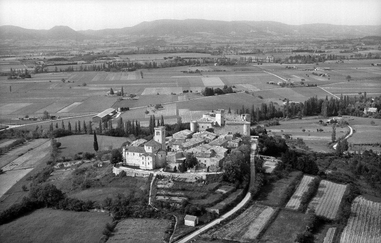 Puygiron.- Vue aérienne du village.