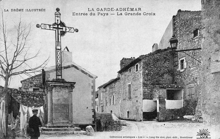 La Garde-Adhémar. - Entrée du village.