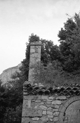 Omblèze. - Le clocheton de la chapelle Sainte-Madeleine du hameau d'Ansage, avant les travaux de dégagement de juillet 1979.