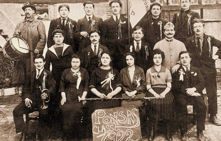 Jeunes gens de la classe 1922.