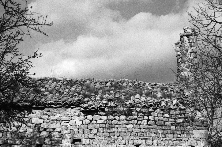 Sainte-Jalle.- Couverture face sud de la chapelle Saint-Anastase.