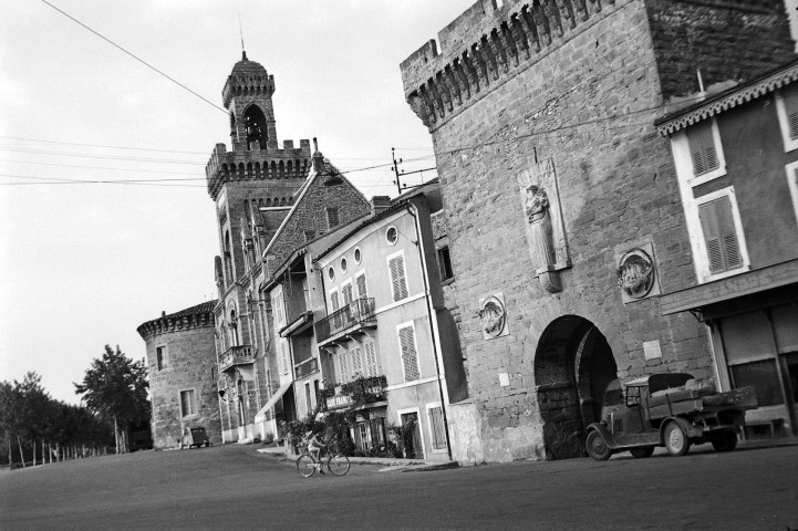 Chabeuil.- La mairie et la porte du village.