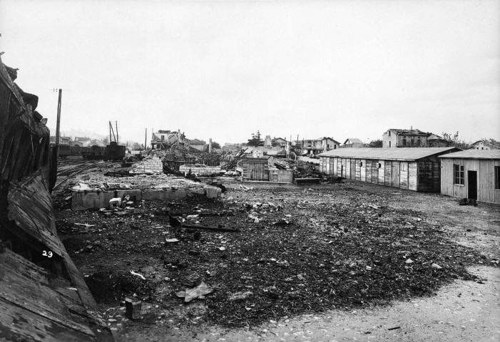 La gare, cour de la Cécile après le bombardement du 13 octobre 1944.