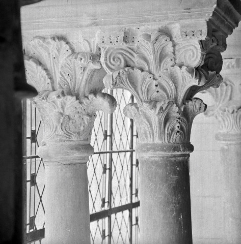 Montjoyer. - Détails de chapiteaux de la galerie du cloître de l'abbaye Notre Dame d'Aiguebelle.