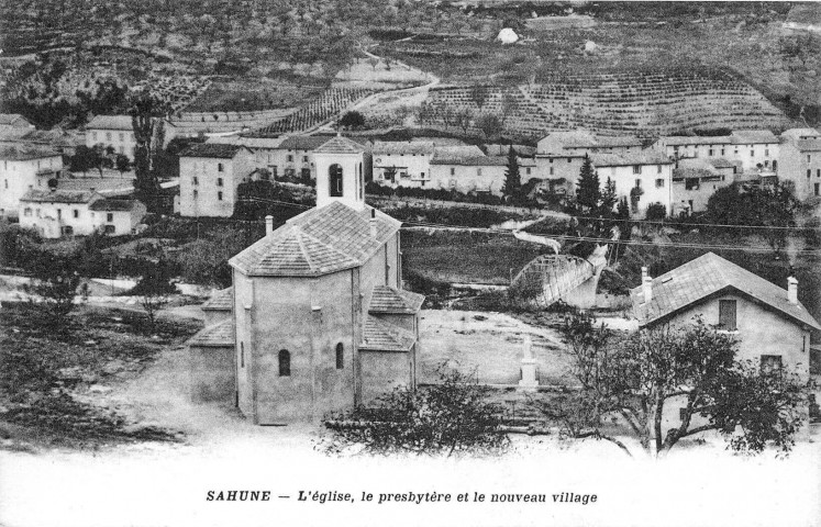 L'église Saint-Michel et le nouveau village.