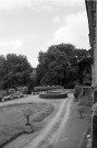 Triors.- Le jardin vu de la galerie de l'aile sud-ouest du château.