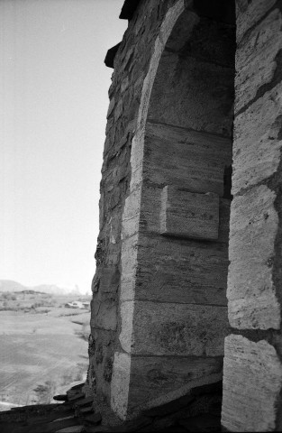 Comps. - Détail du clocheton, sur oculus, de l'église Saint-Pierre-et-Paul.