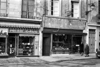 Romans-sur-Isère. - Commerces près de la collégiale Saint-Barnard.