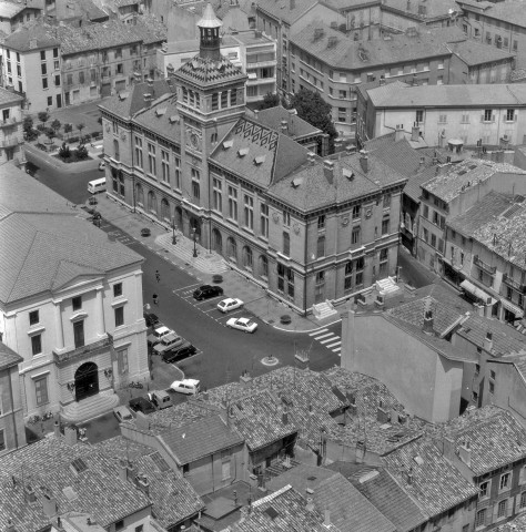 Vue aérienne de l'hôtel de ville et du théâtre.