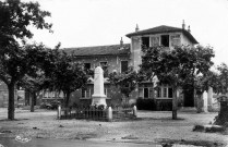 Le monument aux morts inauguré le 28 mai 1922, place de la mairie.