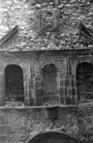 Buis-les-Baronnies. - Détail du portail de l'ancien couvent des ursulines.