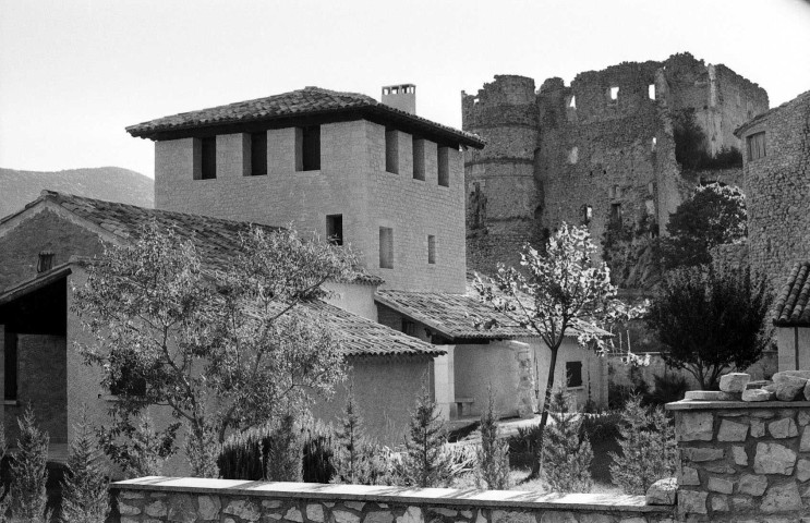 Montbrun-les-Bains.- Le château et ses abords.