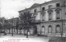 La mairie.